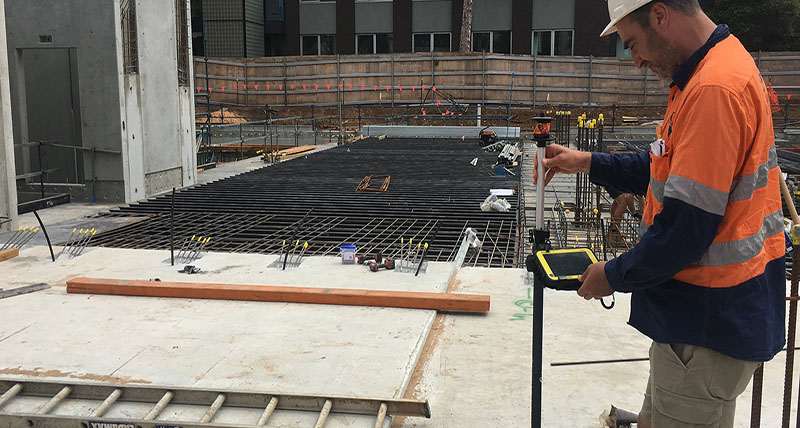 Leica iCON case study – construction worker laying out points on construction sites.